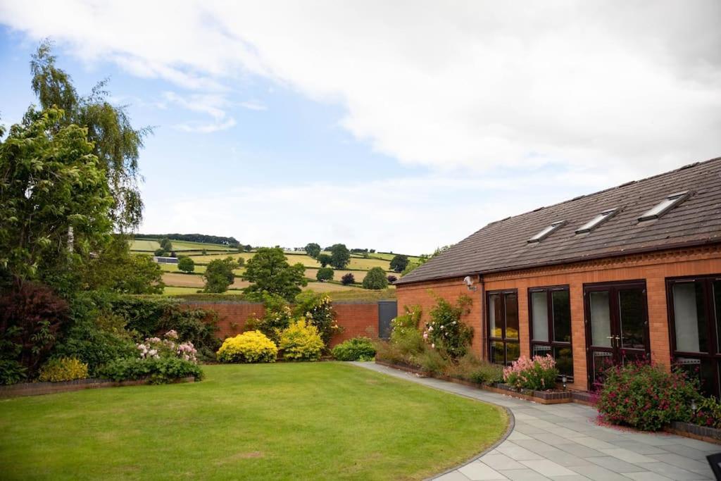 Vast, Elegant Home With Indoor Pool & Sauna Near Popular Golf Course 金顿 外观 照片