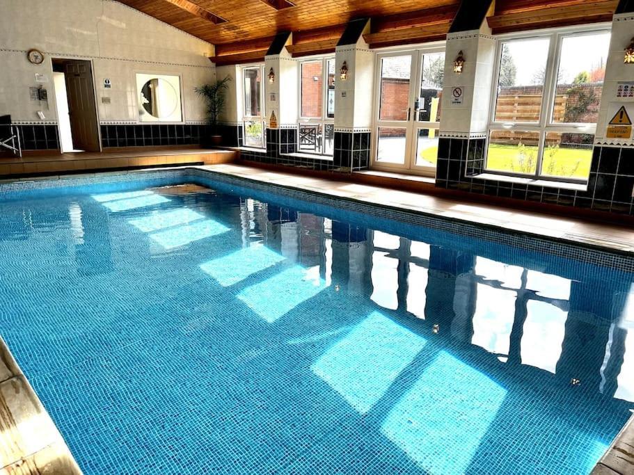 Vast, Elegant Home With Indoor Pool & Sauna Near Popular Golf Course 金顿 外观 照片