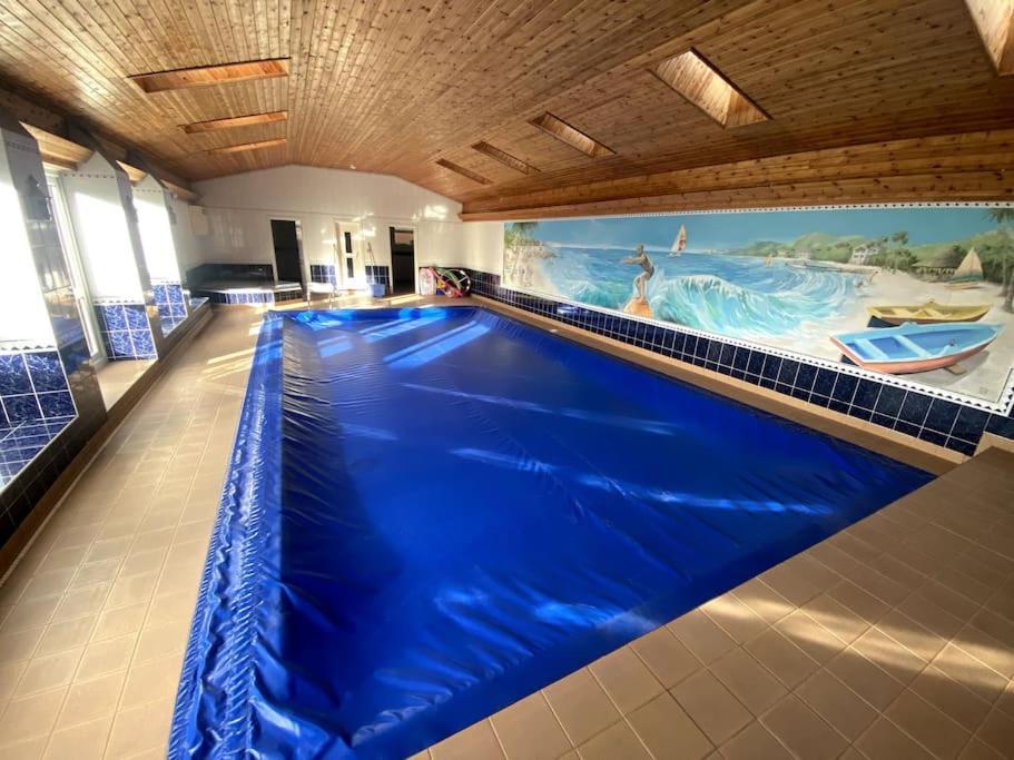Vast, Elegant Home With Indoor Pool & Sauna Near Popular Golf Course 金顿 外观 照片