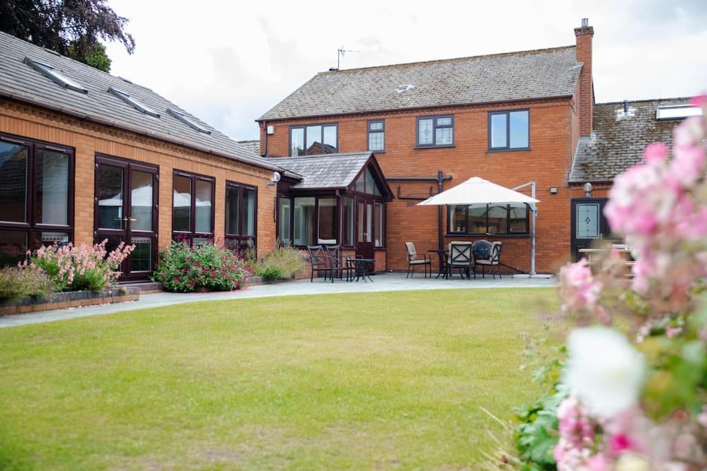 Vast, Elegant Home With Indoor Pool & Sauna Near Popular Golf Course 金顿 外观 照片