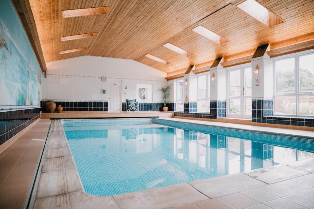 Vast, Elegant Home With Indoor Pool & Sauna Near Popular Golf Course 金顿 外观 照片