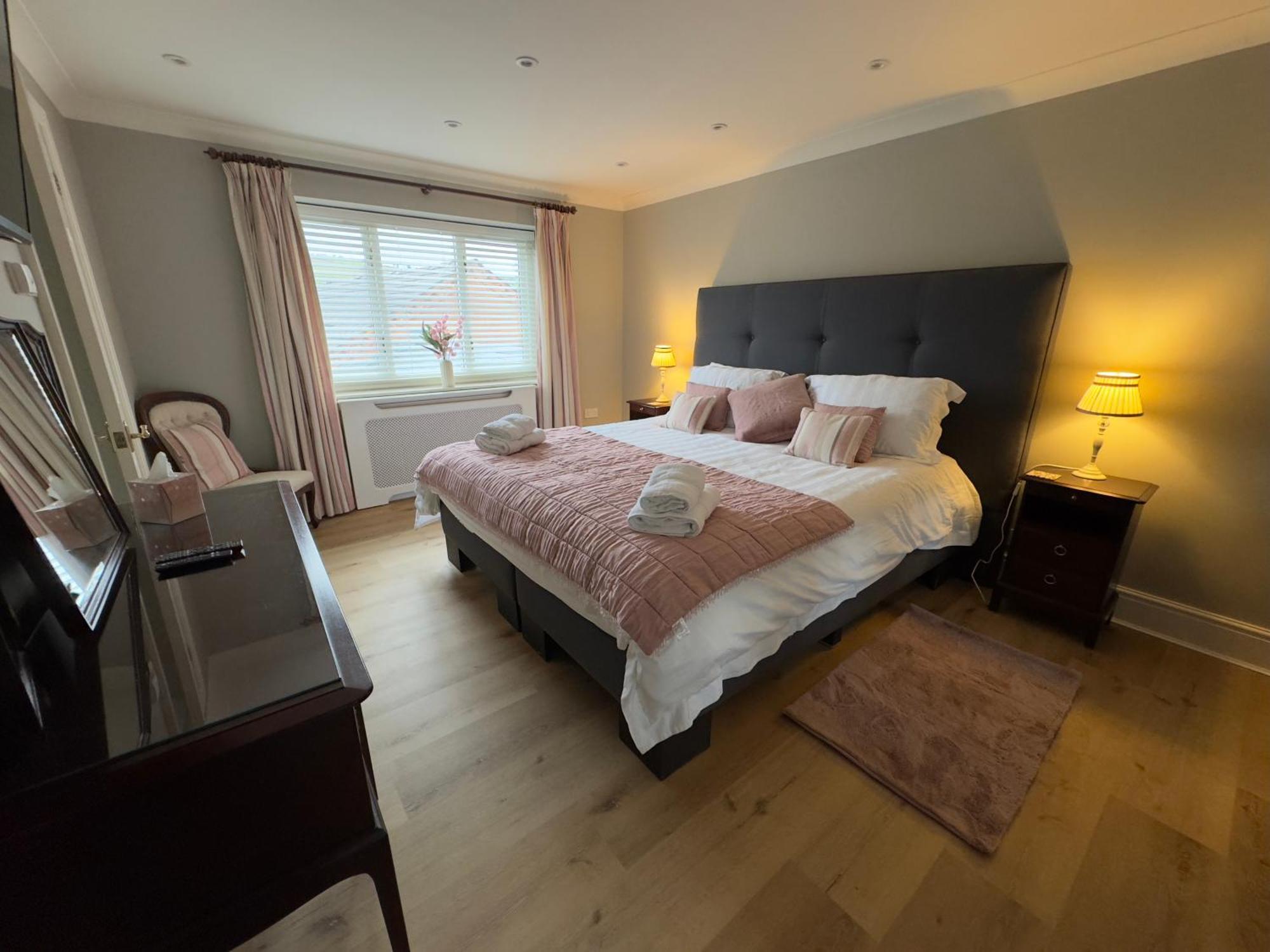 Vast, Elegant Home With Indoor Pool & Sauna Near Popular Golf Course 金顿 外观 照片