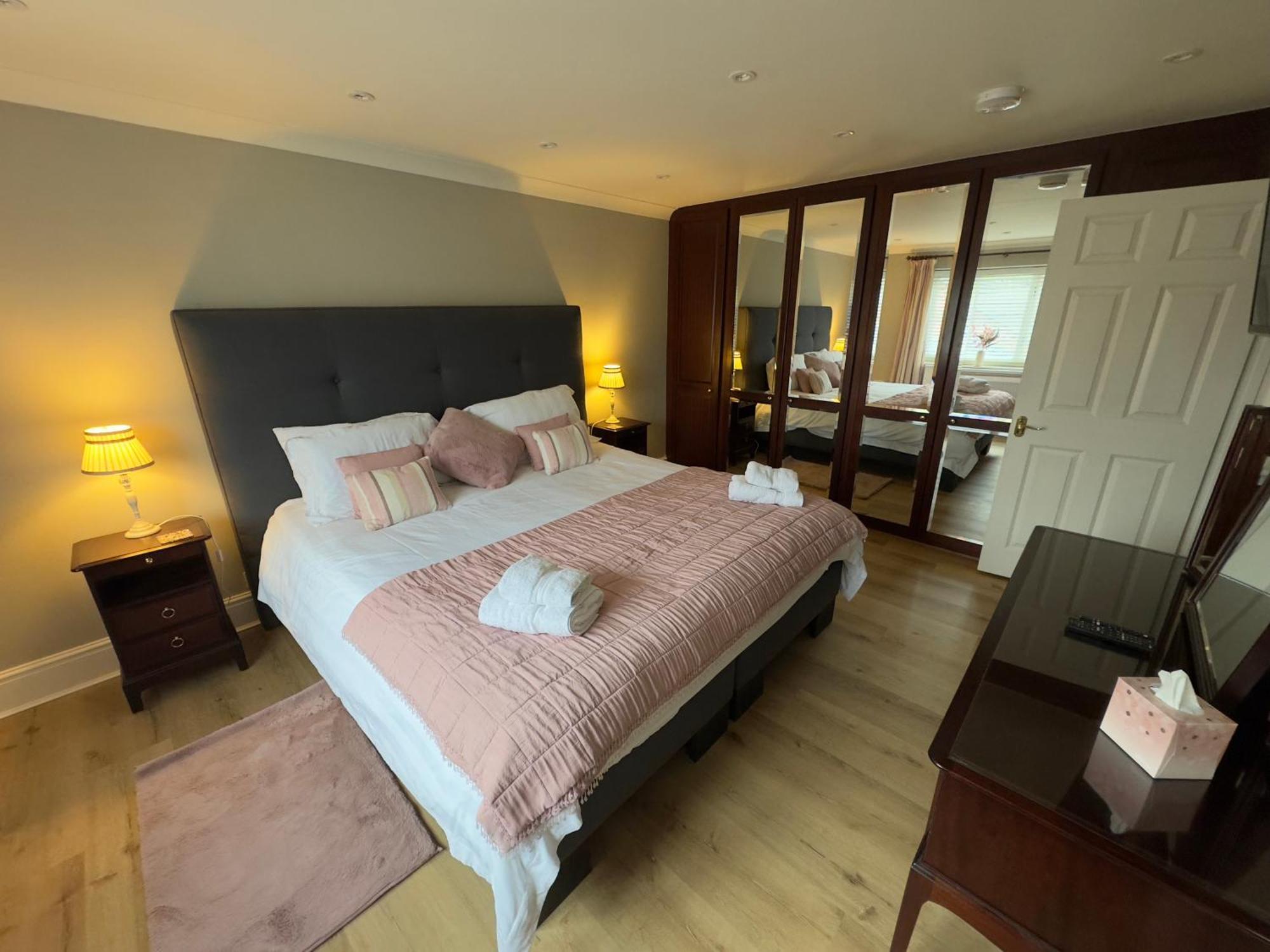 Vast, Elegant Home With Indoor Pool & Sauna Near Popular Golf Course 金顿 外观 照片