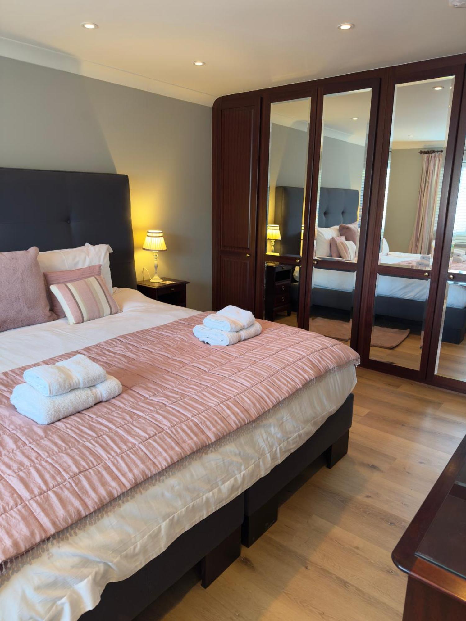 Vast, Elegant Home With Indoor Pool & Sauna Near Popular Golf Course 金顿 外观 照片