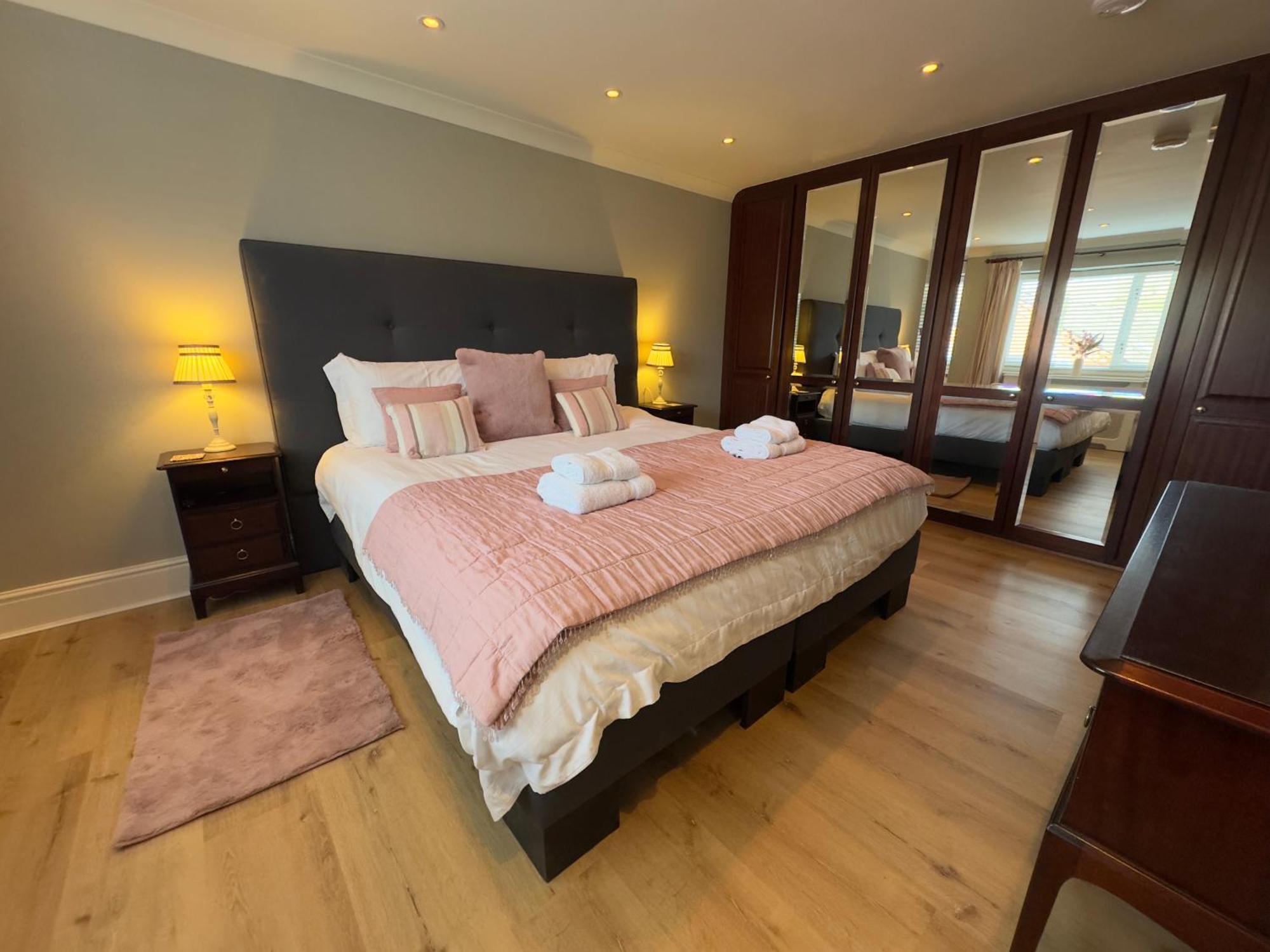 Vast, Elegant Home With Indoor Pool & Sauna Near Popular Golf Course 金顿 外观 照片